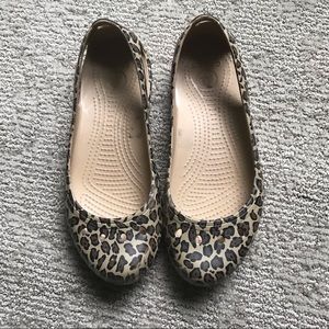 CROCS comfy leopard print flats